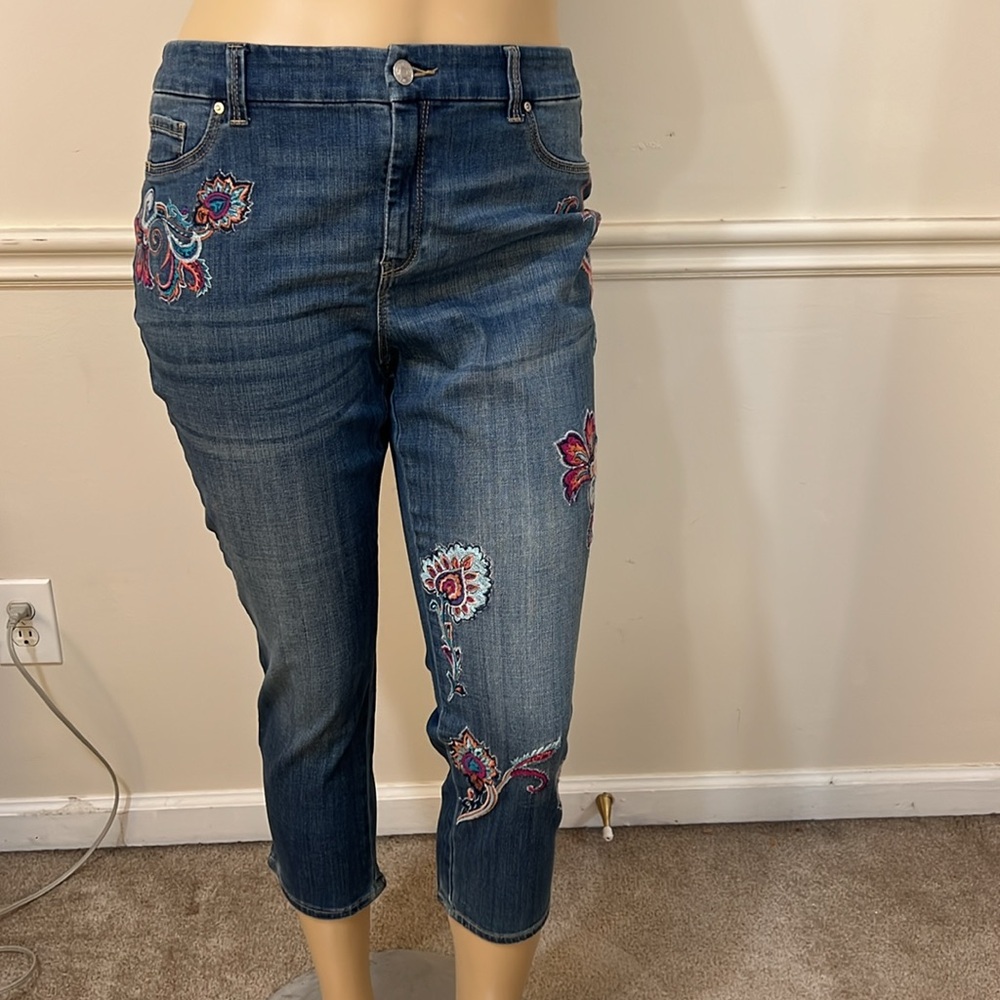 The Platinum Chico's Blue Denim Floral Crop Size 2.5 Size 14